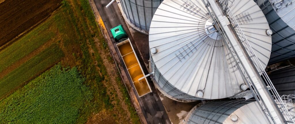 Sanchotene Agronegócios - Armazenamento de grãos na fazenda: vale a pena investir em silos próprios?